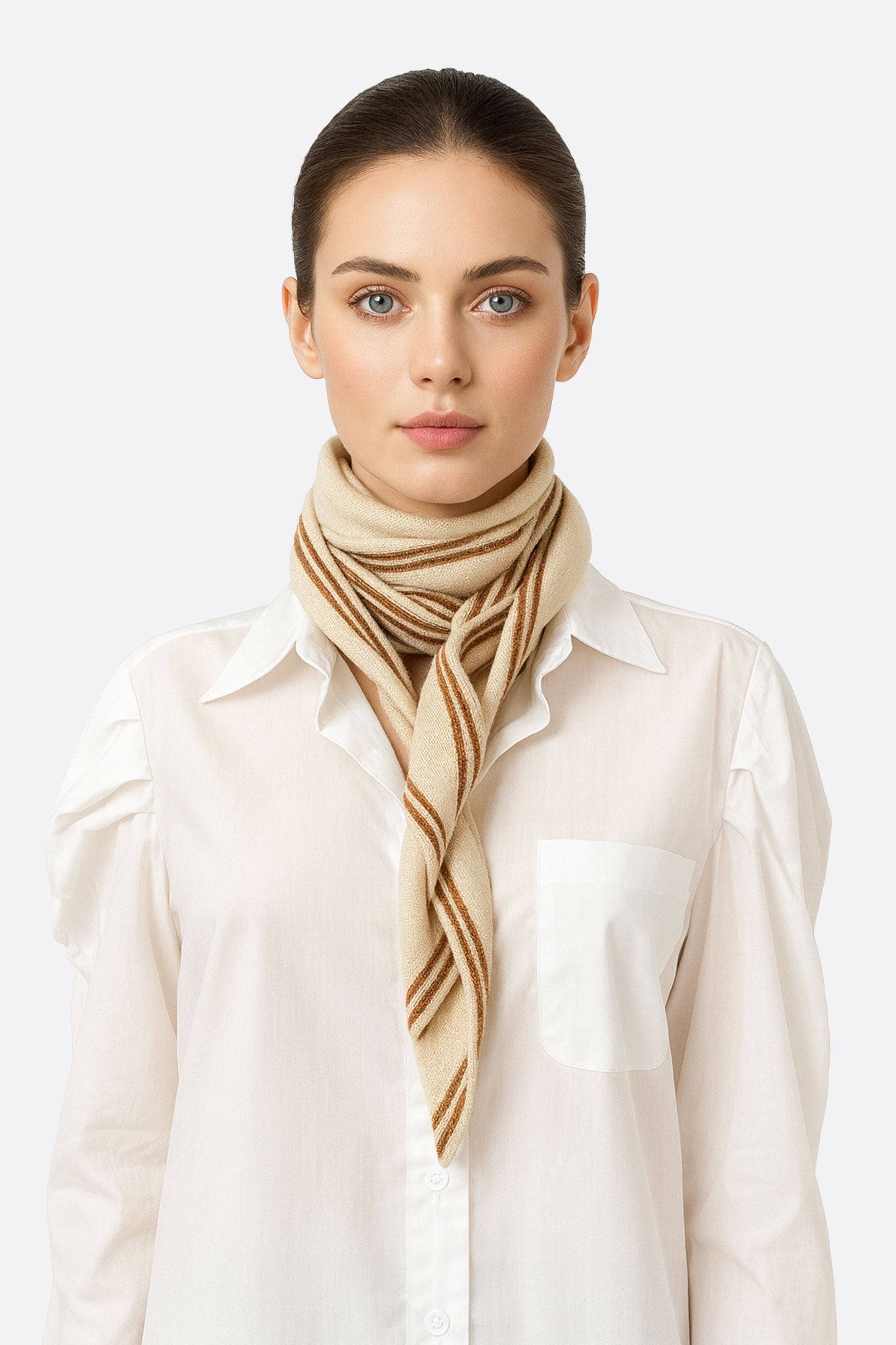 Foulard en cachemire beige avec des rayures marron, accessoire élégant pour sublimer vos tenues d'automne.