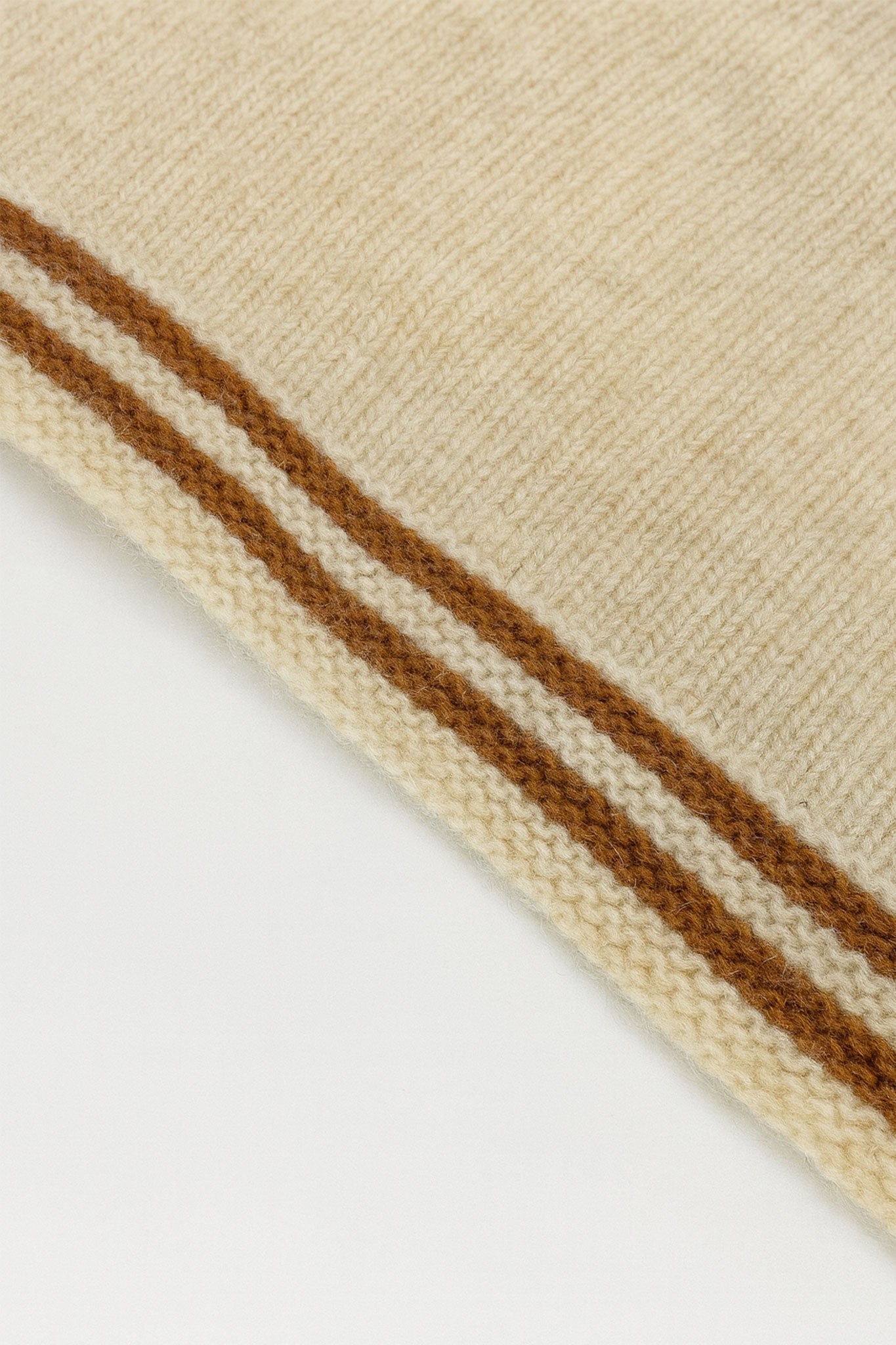 Foulard beige délicat en cachemire agrémenté de rayures marron, accessoire stylé pour vos soirées élégantes.