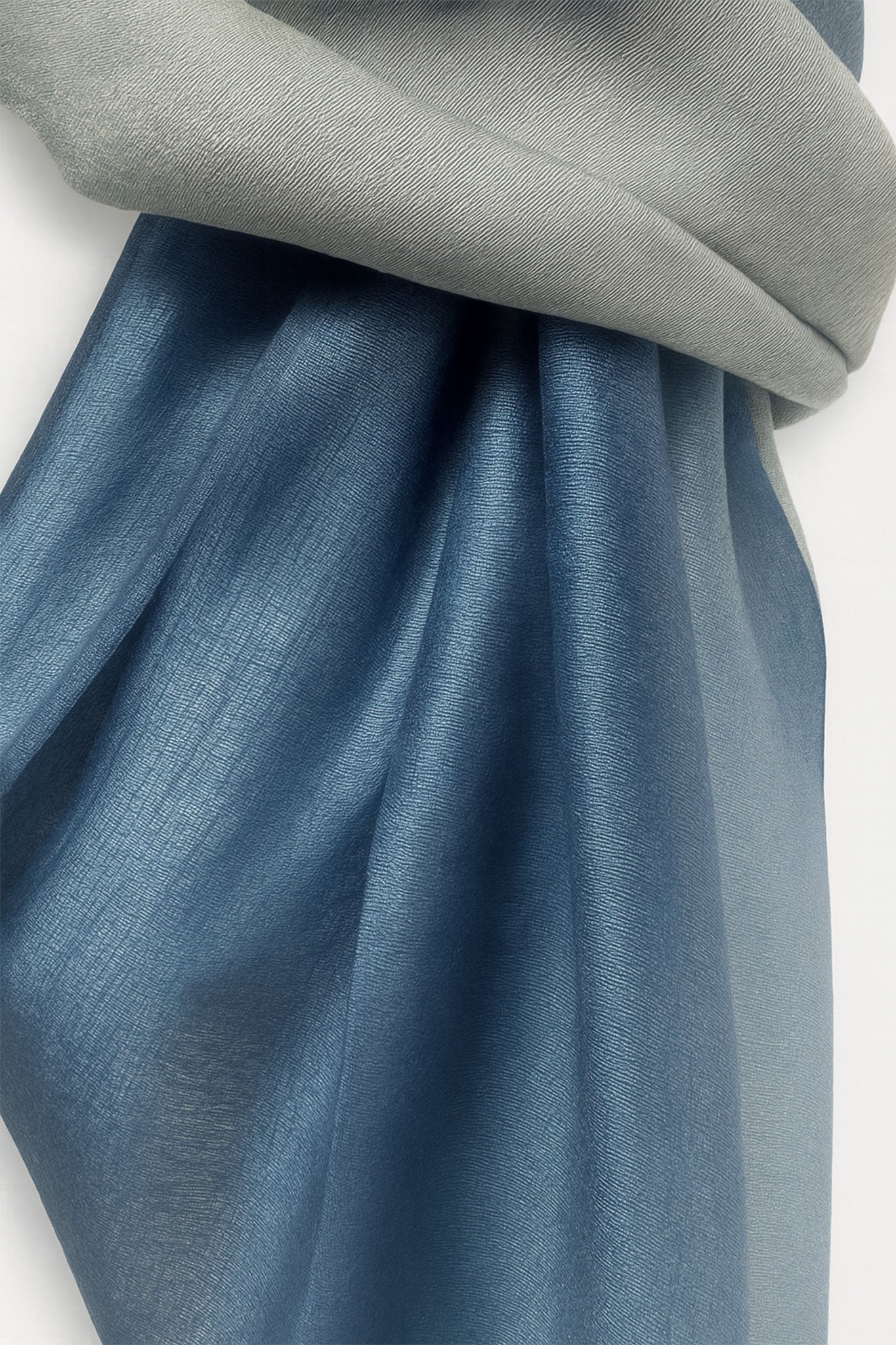 Foulard chic in seta e cotone con elegante degradé blu, accessorio versatile per aggiungere un tocco di classe a...