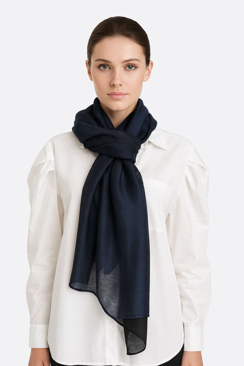 
Écharpe en soie et coton, dégradé bleu nuit et noir, accessoire élégant pour soirées raffinées.



