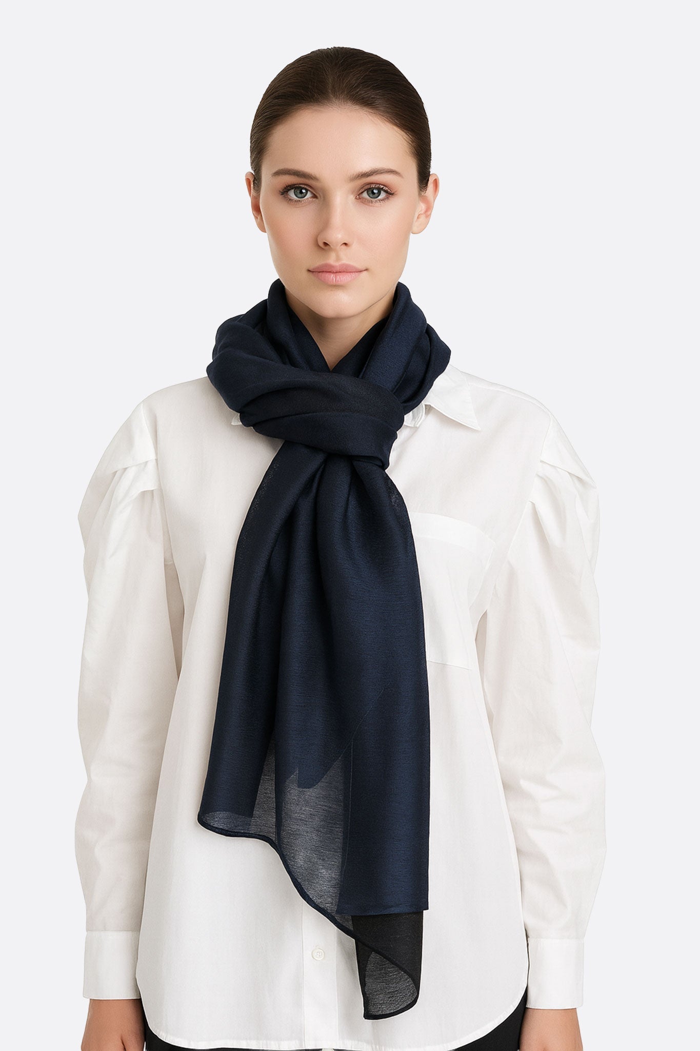 
Écharpe en soie et coton, dégradé bleu nuit et noir, accessoire élégant pour soirées raffinées.



