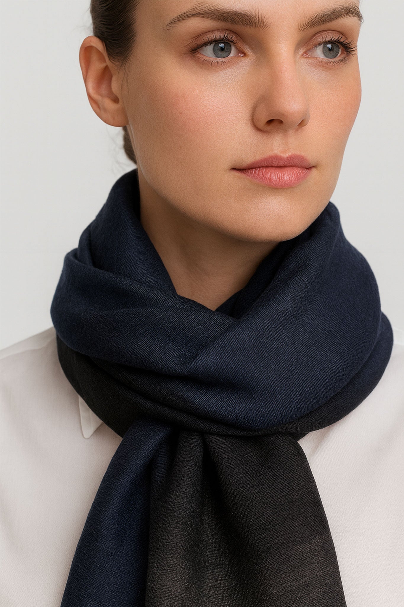 Foulard in seta e cotone con sfumature di blu notte e nero, accessorio elegante per valorizzare il tuo stile in ogni...