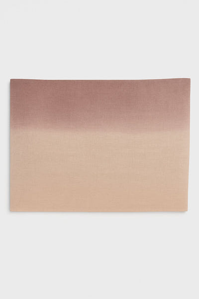 
Détail d'un foulard en soie et coton, dégradé nude à rose poudré, parfait pour une touche raffinée à vos tenues élégantes.



