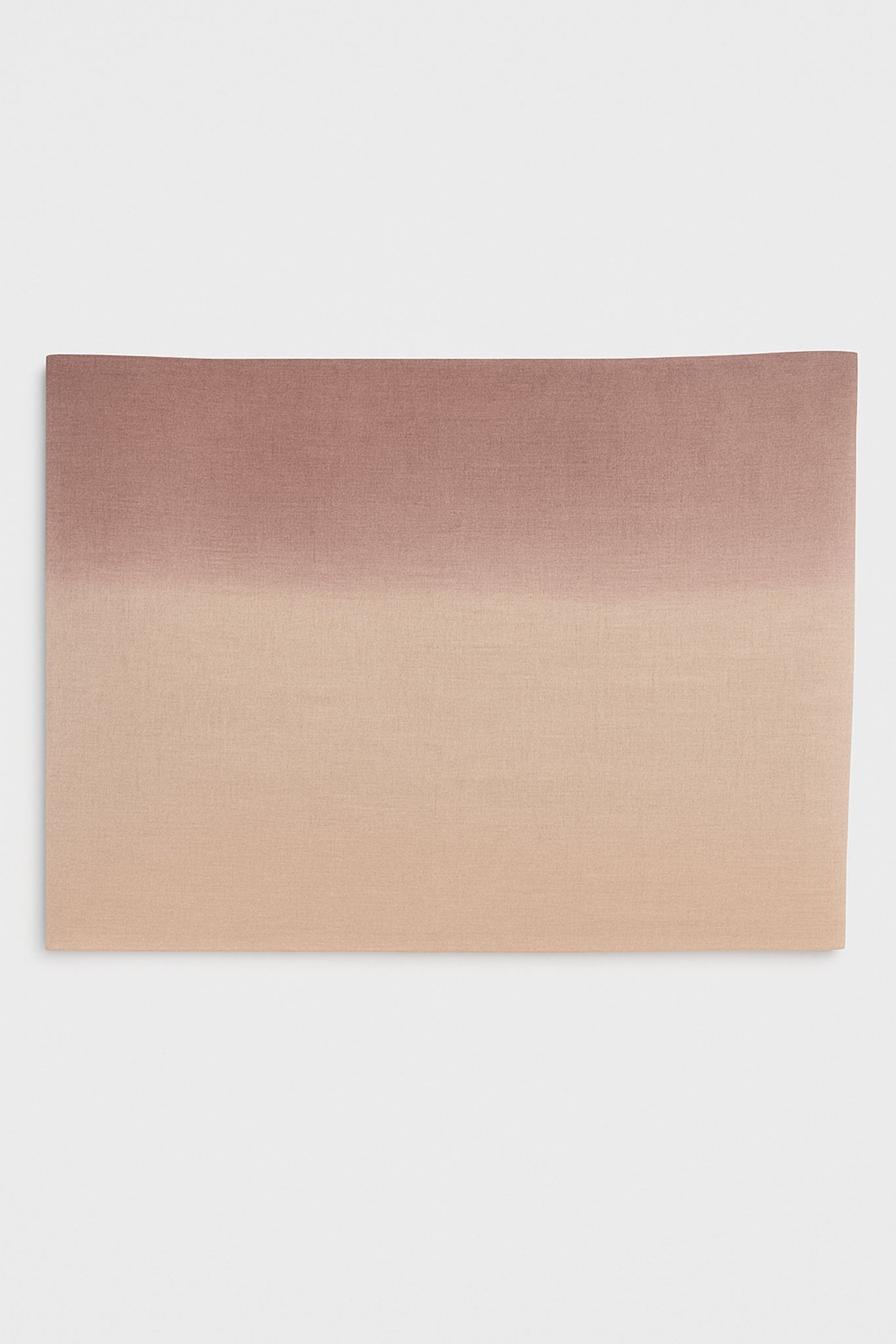 Détail d'un foulard en soie et coton, dégradé nude à rose poudré, parfait pour une touche raffinée à vos tenues élégantes.