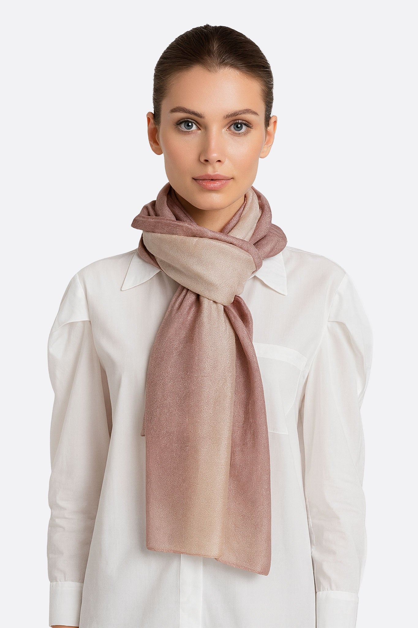 Écharpe en soie et coton, dégradé nude sable à rose poudré, élégance douce et intemporelle, style chic pour toutes occasions.