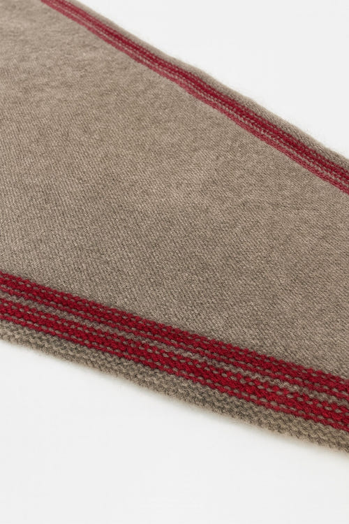 
Foulard en cachemire doux marron orné de rayures rouges, parfait pour un style moderne et sophistiqué au quotidien.



