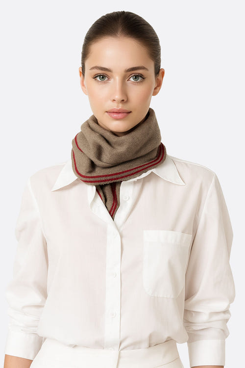 
Foulard élégant en cachemire marron avec rayures rouges, accessoire chic pour les soirées raffinées.



