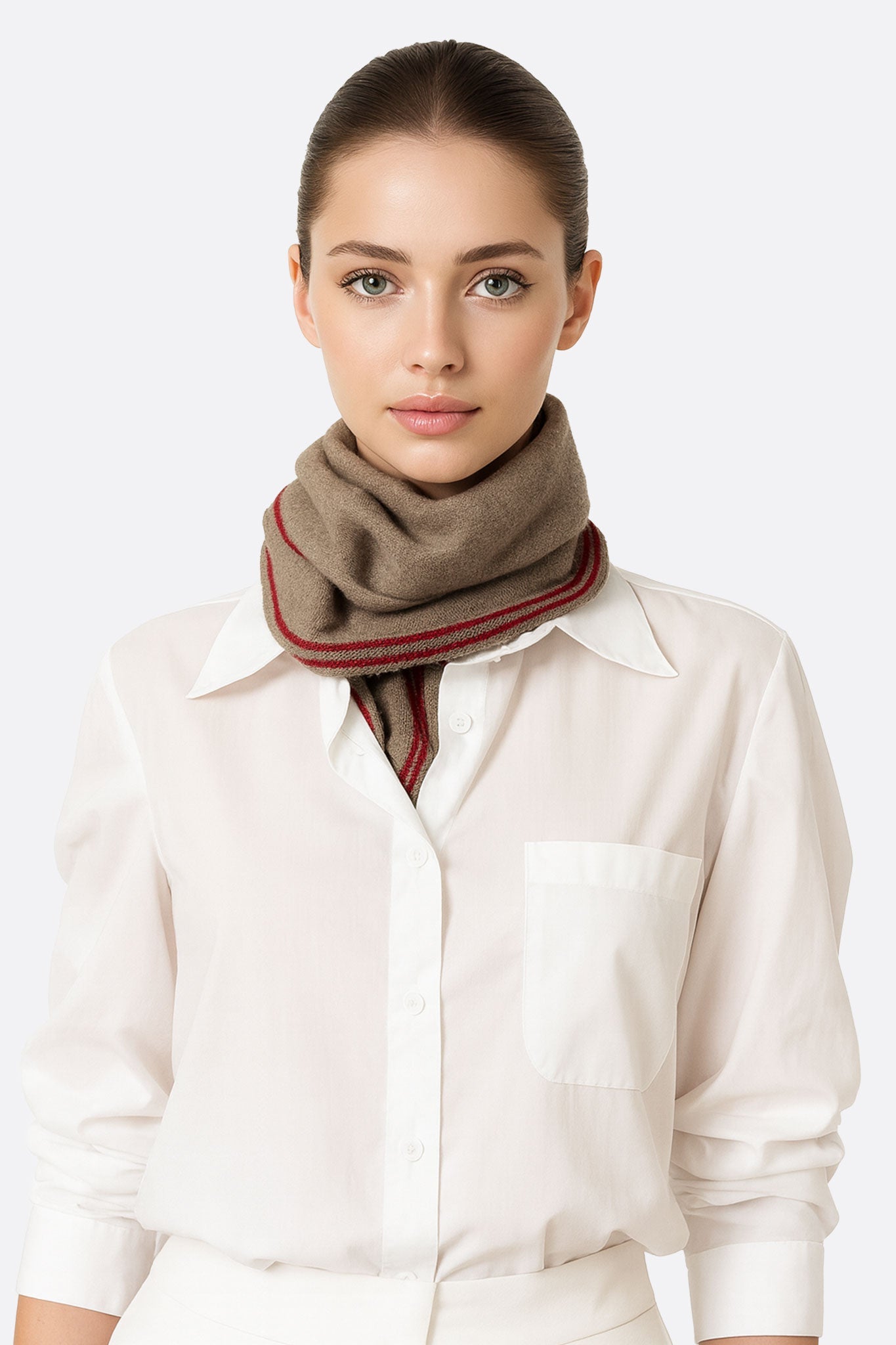 
Foulard élégant en cachemire marron avec rayures rouges, accessoire chic pour les soirées raffinées.



