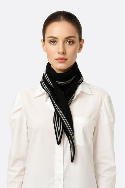 
Foulard en cachemire noir doux à rayures blanches, accessoire élégant pour compléter vos tenues raffinées.



