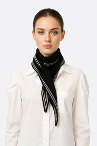 Foulard negro realzado con rayas blancas