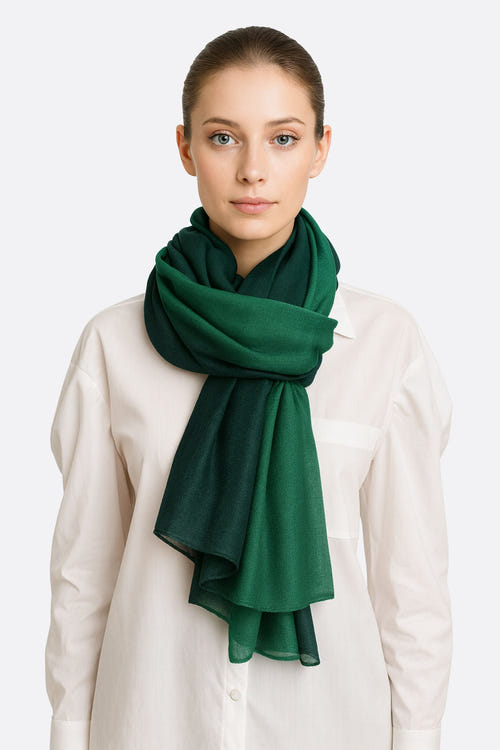 
Écharpe en soie et coton vert dégradé, chic et moderne, idéale pour une soirée élégante ou un look quotidien raffiné.




