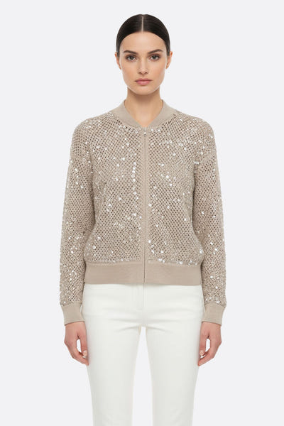 
Gilet ajouré beige en lin et coton, enrichi de sequins brillants, idéal pour une allure chic lors d'une soirée d'été.



