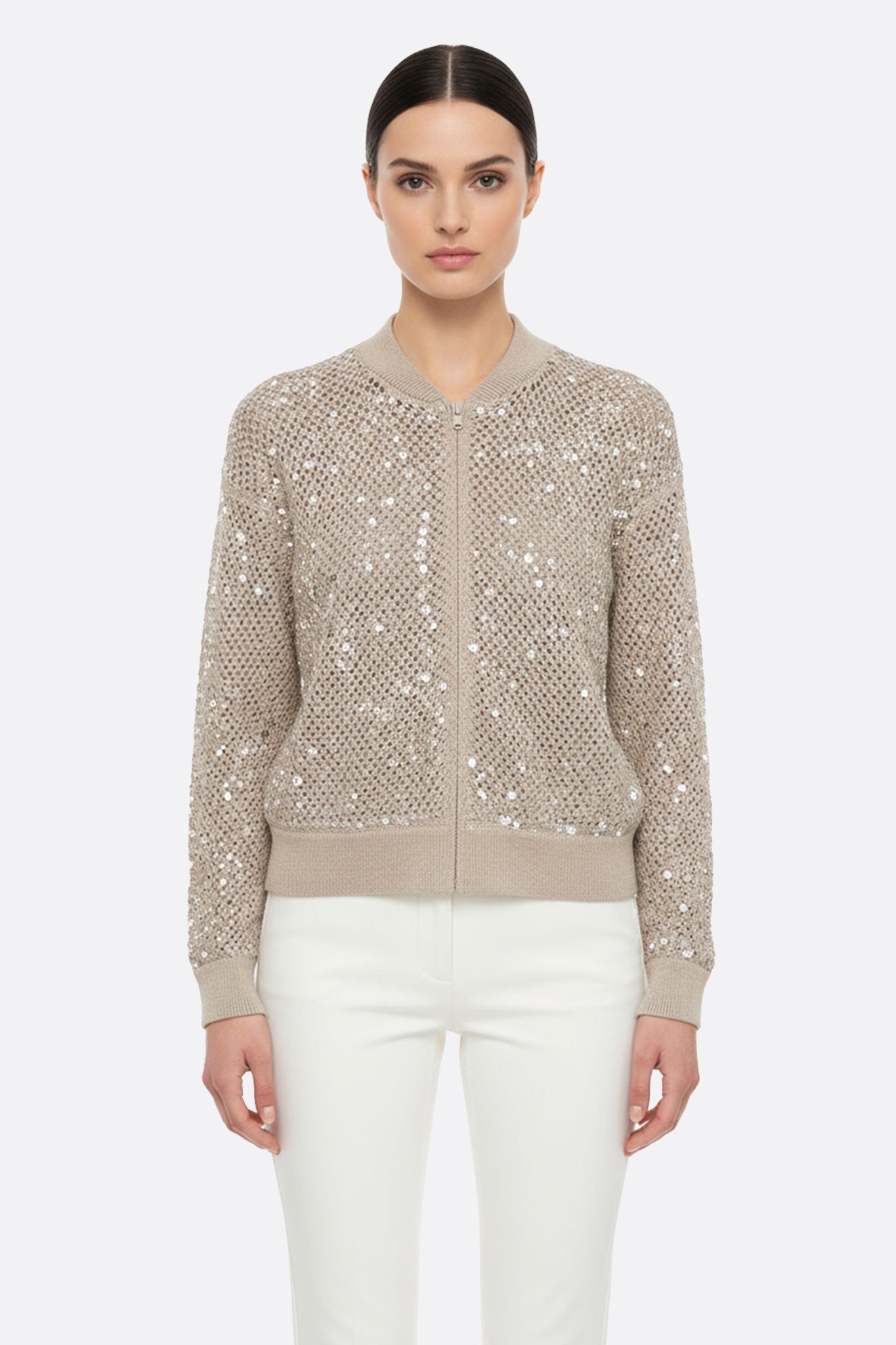
Gilet ajouré beige en lin et coton, enrichi de sequins brillants, idéal pour une allure chic lors d'une soirée d'été.



