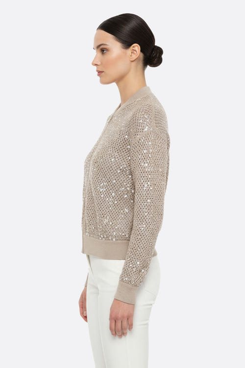 
Zoom sur le gilet ajouré en lin et coton beige, décoré de sequins scintillants, une pièce chic pour des journées...




