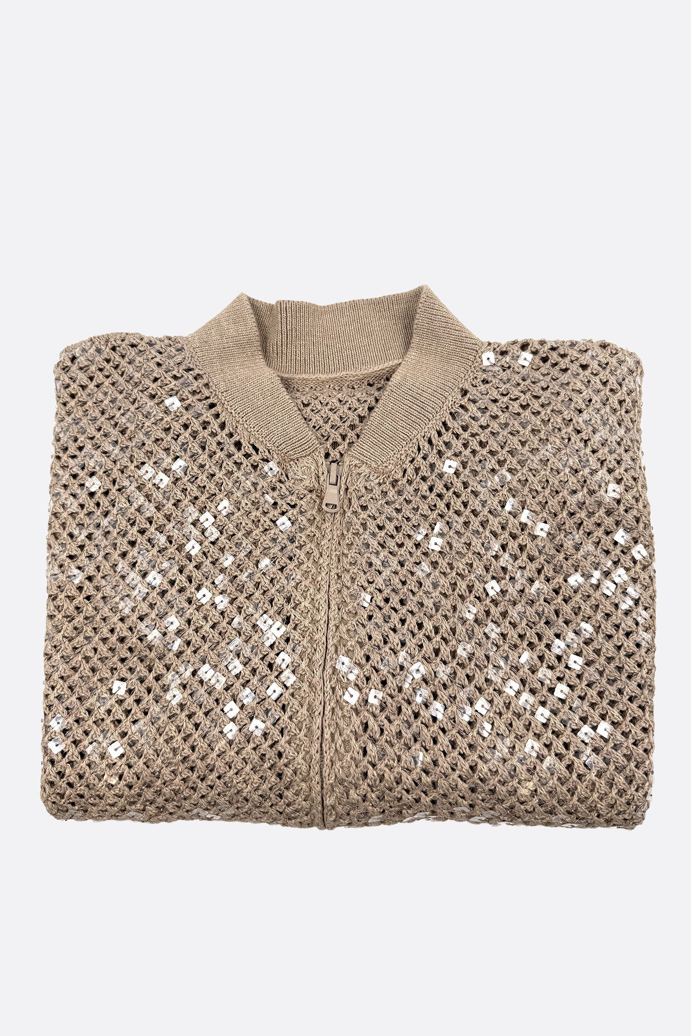Gilet beige en maille légère avec sequins, vue 3/4 mettant en avant son allure raffinée pour des occasions élégantes.