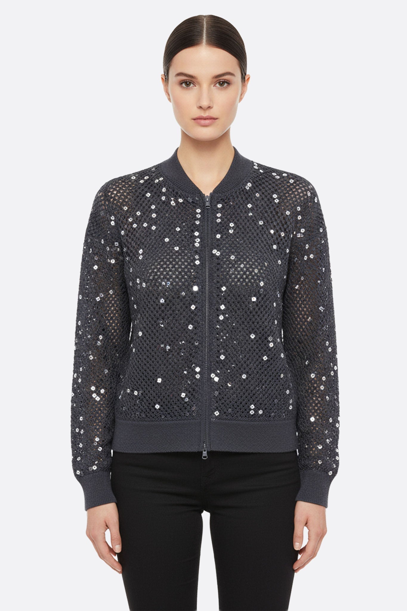 
Gilet chic en lin et coton gris, délicatement ajouré et orné de sequins pour sublimer vos soirées élégantes.



