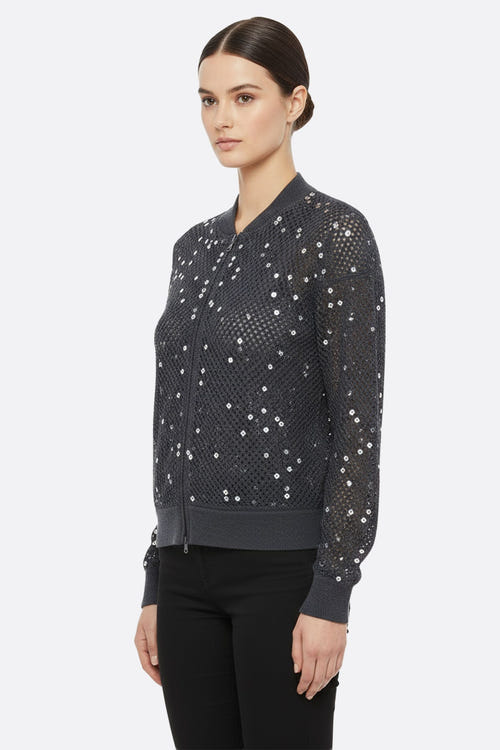 
Zoom sur le gilet ajouré gris en lin et coton, mettant en avant les sequins pour une allure chic et raffinée lors de vos...



