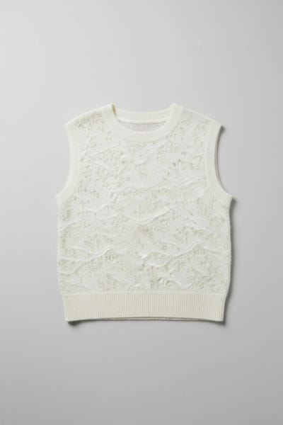 
Gilet sans manches en mohair blanc, zoom sur la texture légère, parfait pour une touche chic et raffinée au quotidien.



