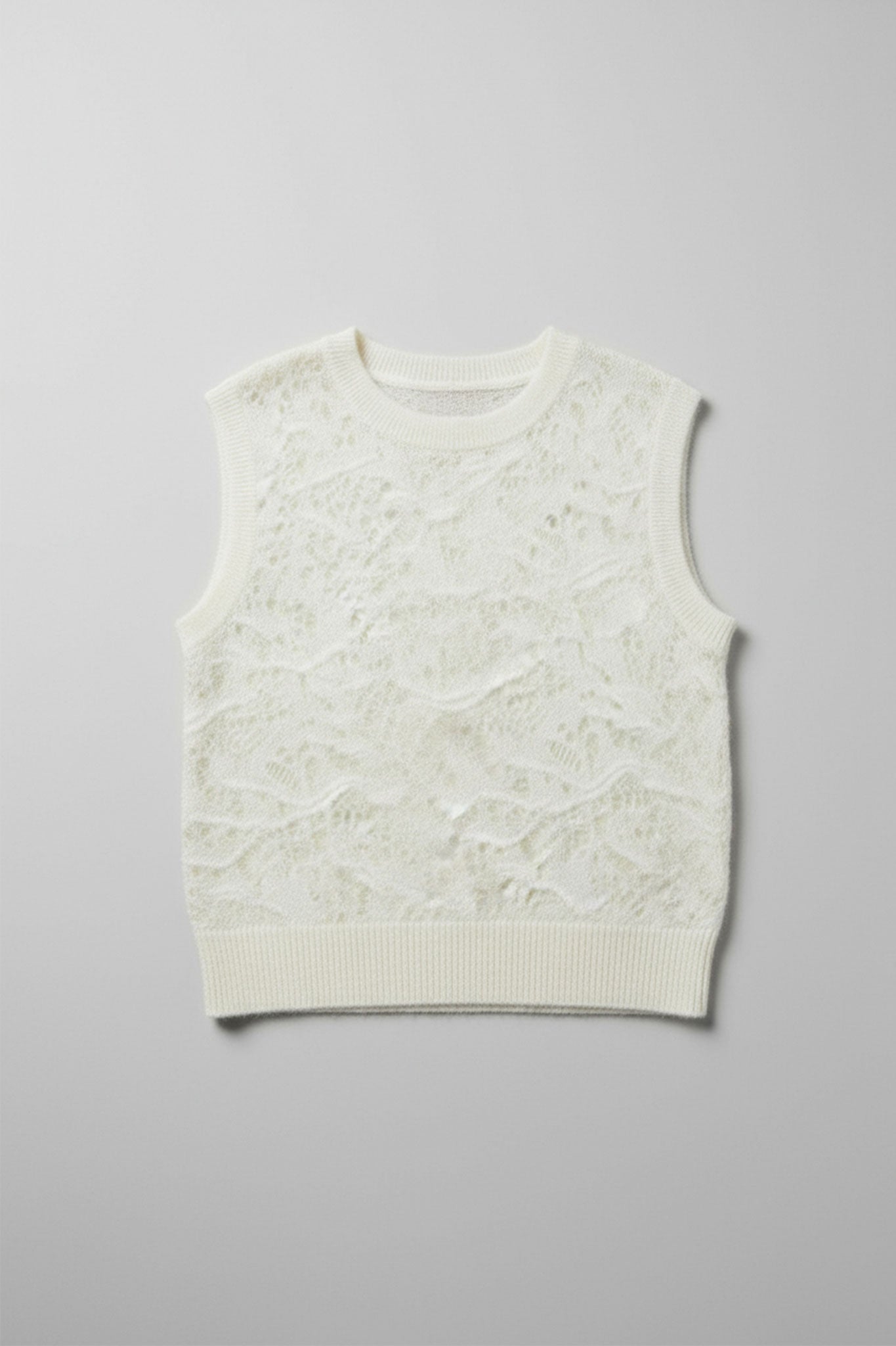 
Gilet sans manches en mohair blanc, zoom sur la texture légère, parfait pour une touche chic et raffinée au quotidien.



