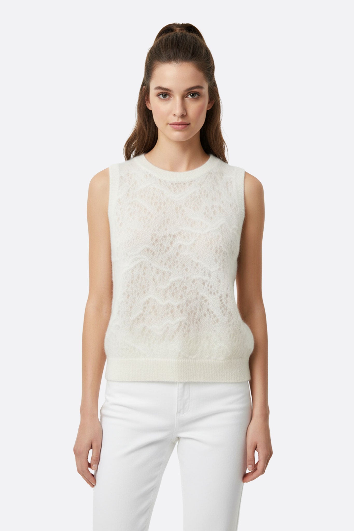 Eleganter ärmelloser Gilet aus hochwertiger Wolle und Mohair in strahlendem Weiß, perfekt für einen stilvollen Look im...