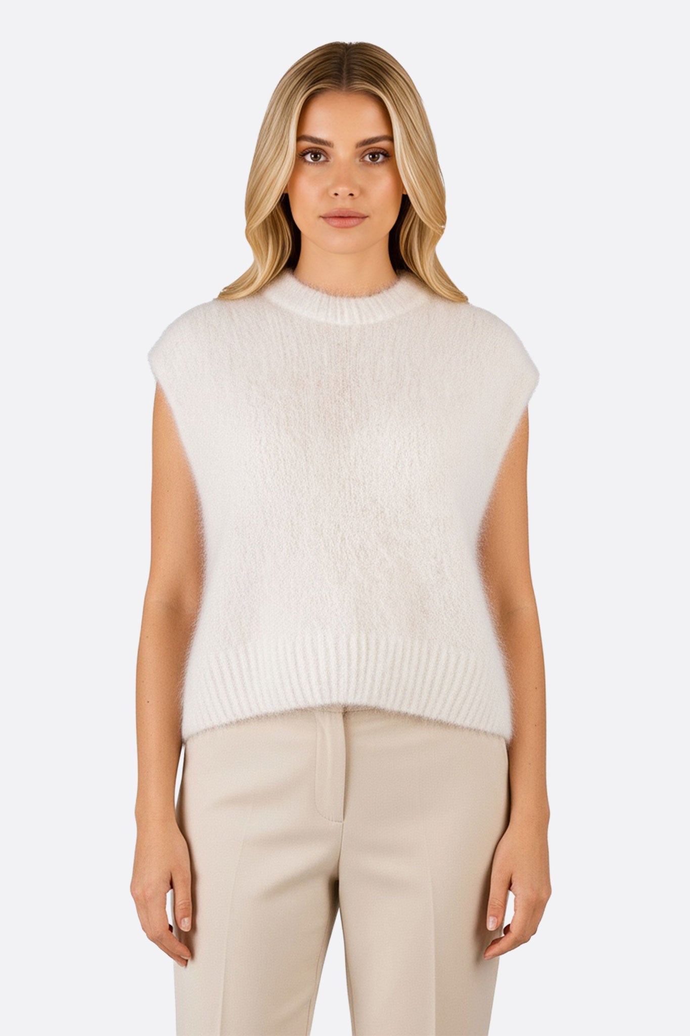 Gilet sans manches en mohair blanc, douceur raffinée, parfait pour un look chic au quotidien ou en soirée.