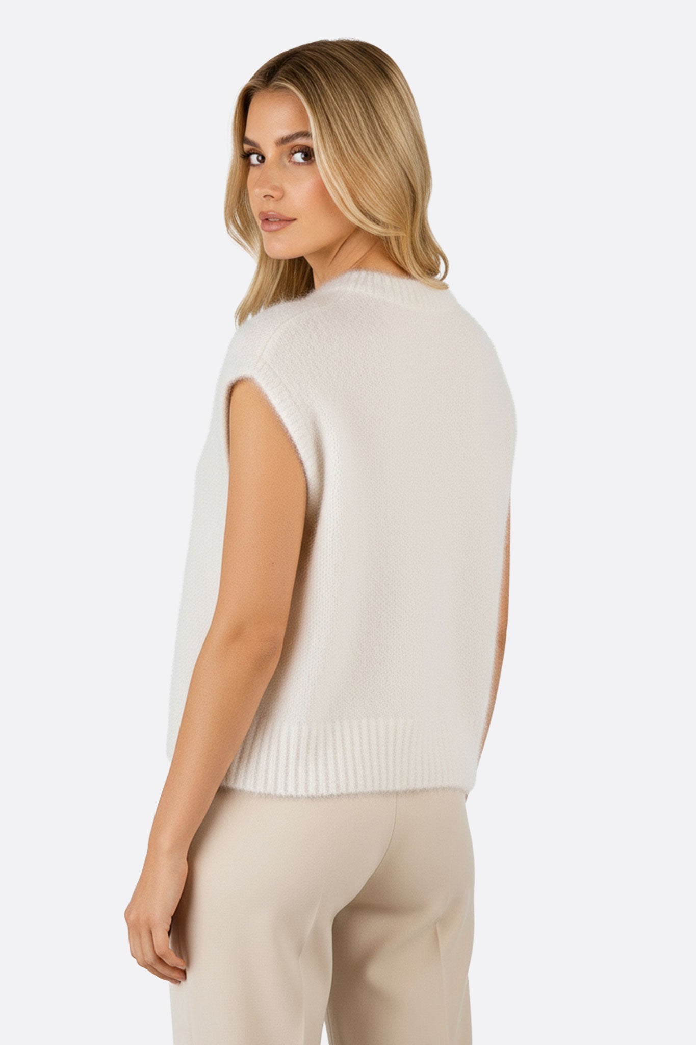 Détail élégant du gilet sans manches en mohair blanc, idéal pour une allure sophistiquée en toute occasion.