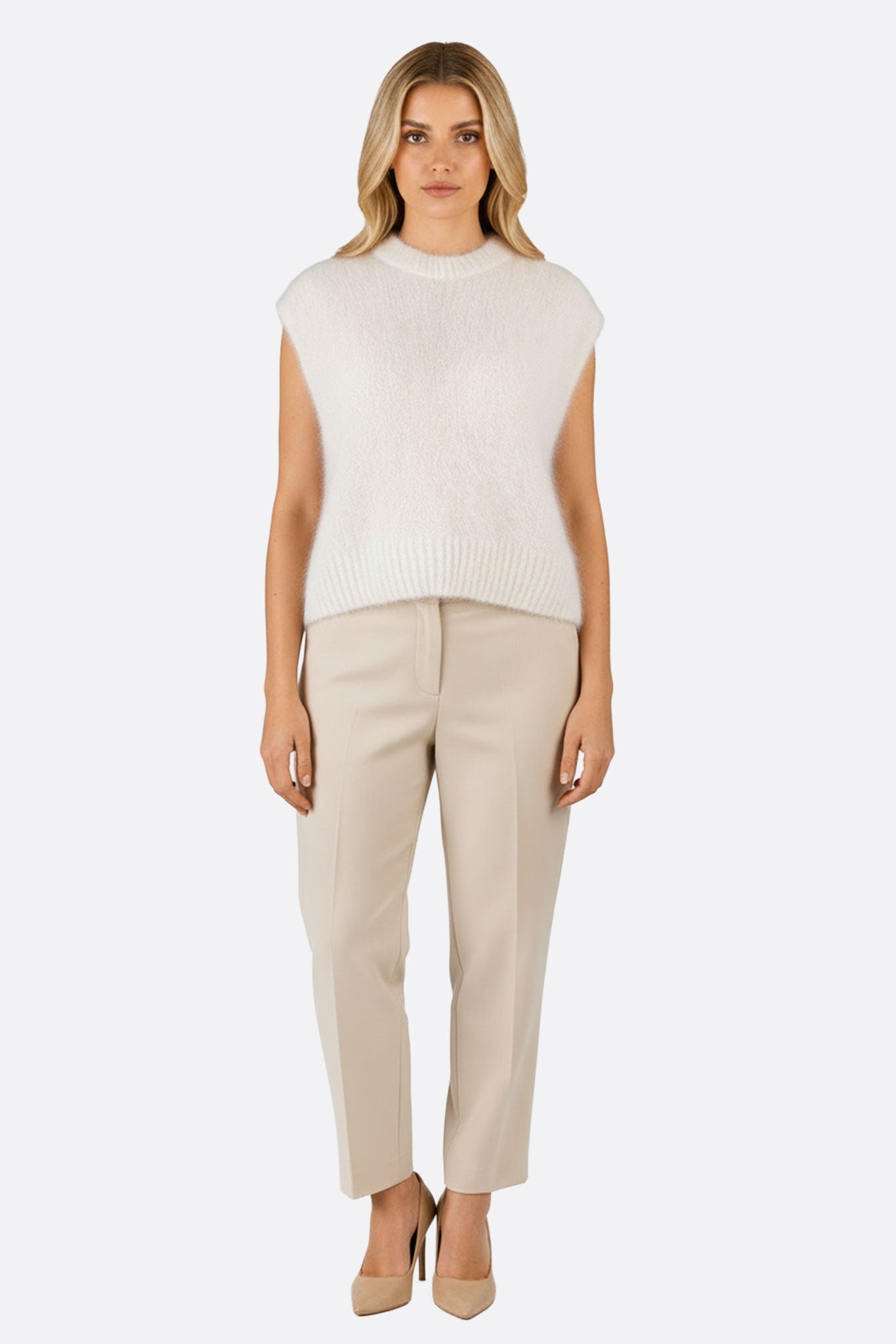 Perspective unique sur le gilet sans manches en mohair blanc, une pièce moderne pour une touche d'élégance quotidienne.