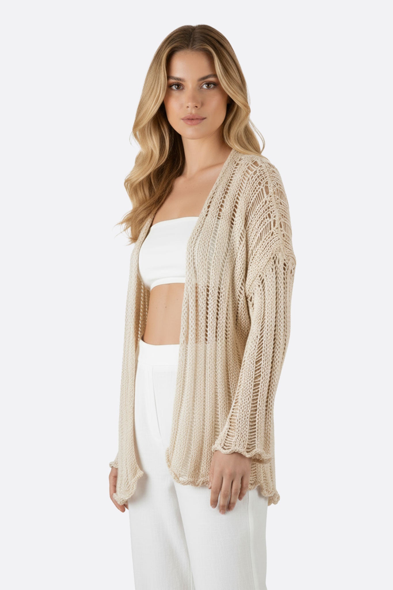 Dettaglio del gilet in maglia crochet beige, ideale per un look bohémien raffinato e leggero da indossare in ogni...