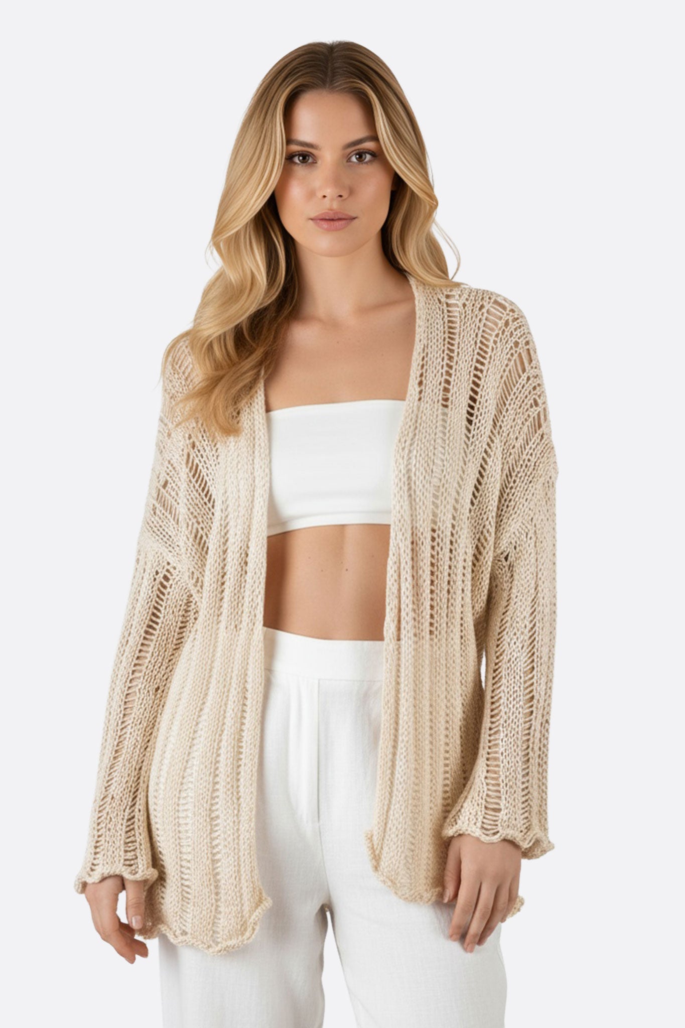 Chaqueta bohemia beige de punto ligero y aireado, detalle calado ideal para looks elegantes en verano.