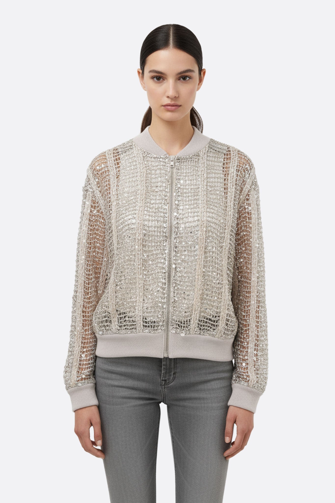 
Gilet bomber ajouré en lin et soie couleur champagne, orné de sequins, parfait pour sublimer une tenue de soirée chic.



