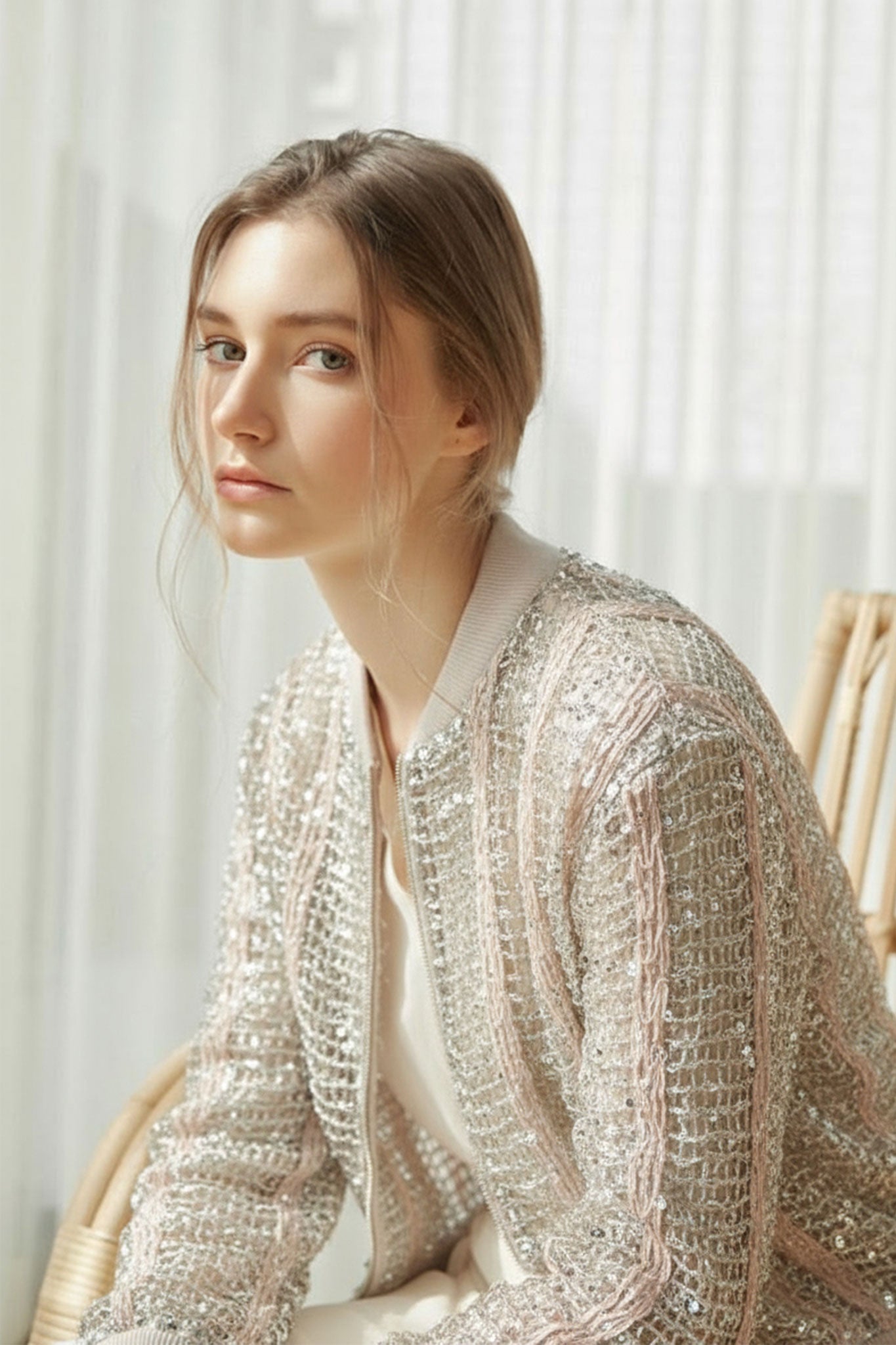 
Détail du gilet bomber champagne en lin et soie ajouré, mettant en lumière les sequins pour une touche d'élégance raffinée.



