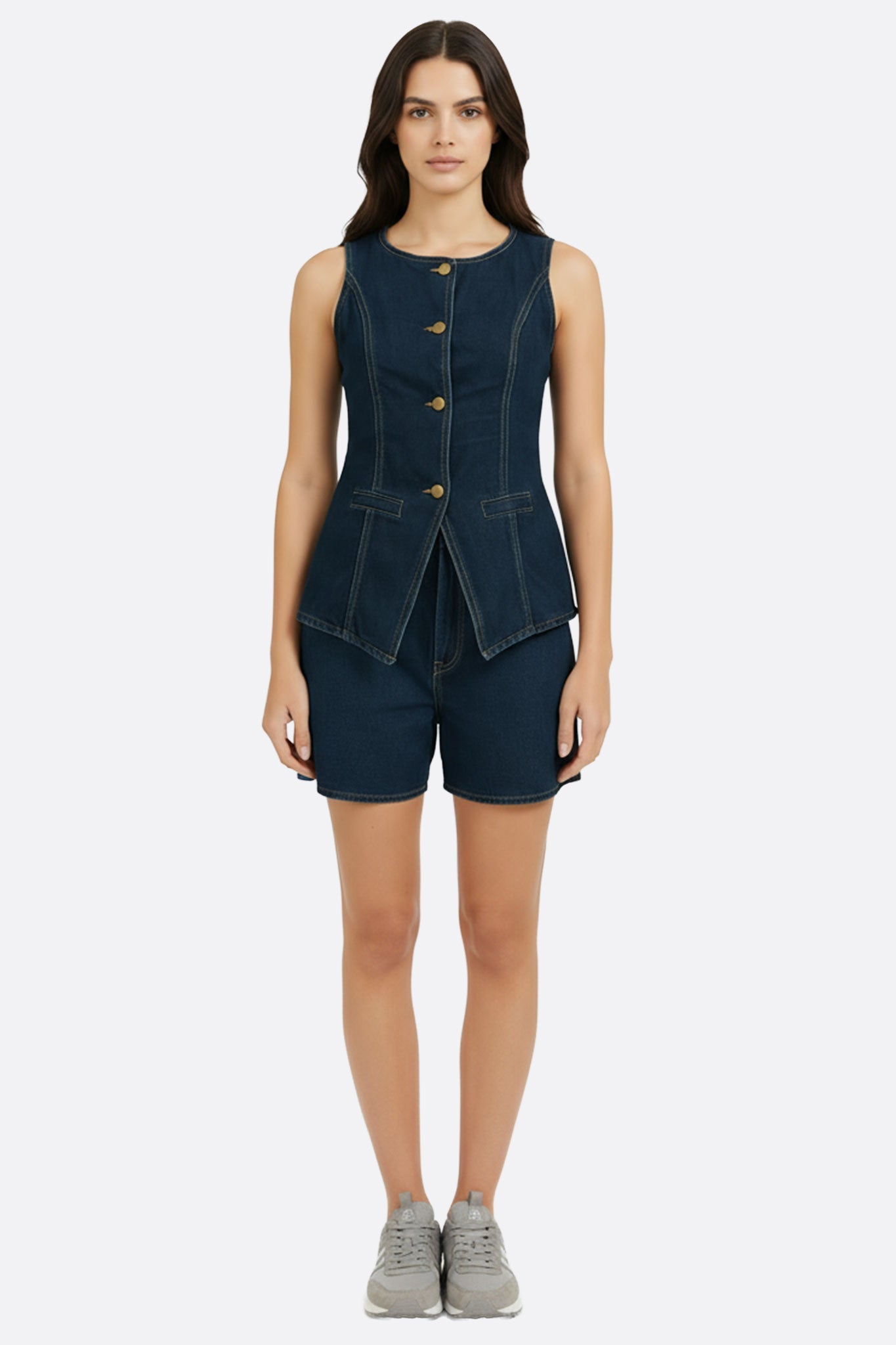 Gilet sans manches en denim ajusté, offrant une silhouette sophistiquée pour un style élégant en toute occasion.