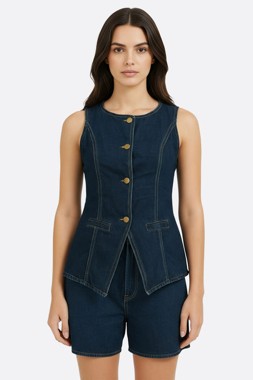 
Gilet cintré sans manches en denim bleu, apportant une touche chic à une tenue décontractée et moderne.



