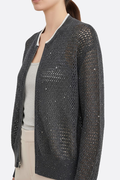 
Zoom sur le gilet en tencel et coton, ajouré gris à sequins, parfait pour sublimer une allure chic lors d'une soirée.



