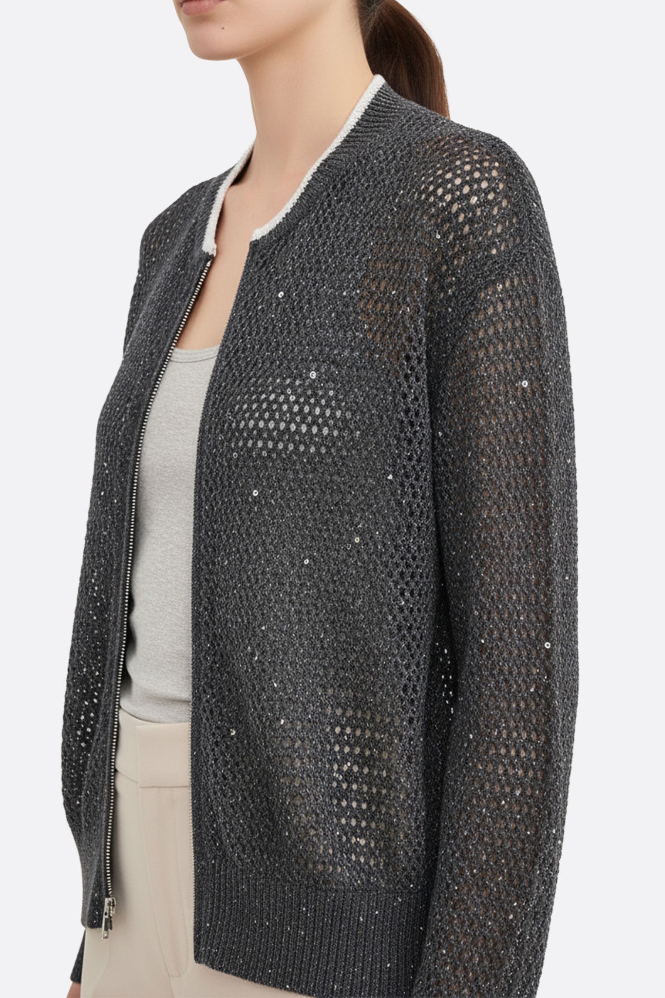 
Zoom sur le gilet en tencel et coton, ajouré gris à sequins, parfait pour sublimer une allure chic lors d'une soirée.



