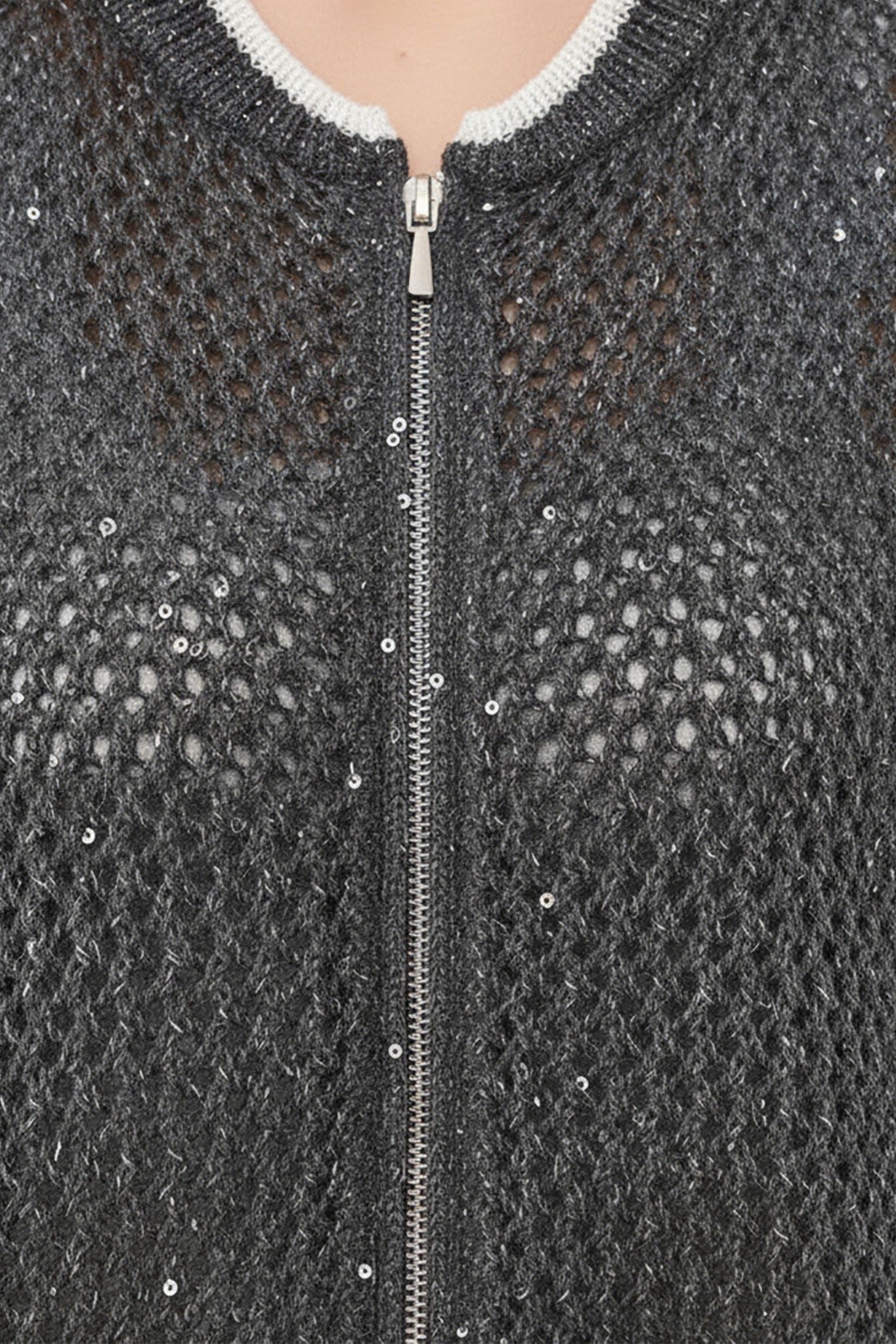 Chaqueta gris de algodón y tencel con diseño calado y decorada con lentejuelas brillantes, ideal para lucir elegante en...