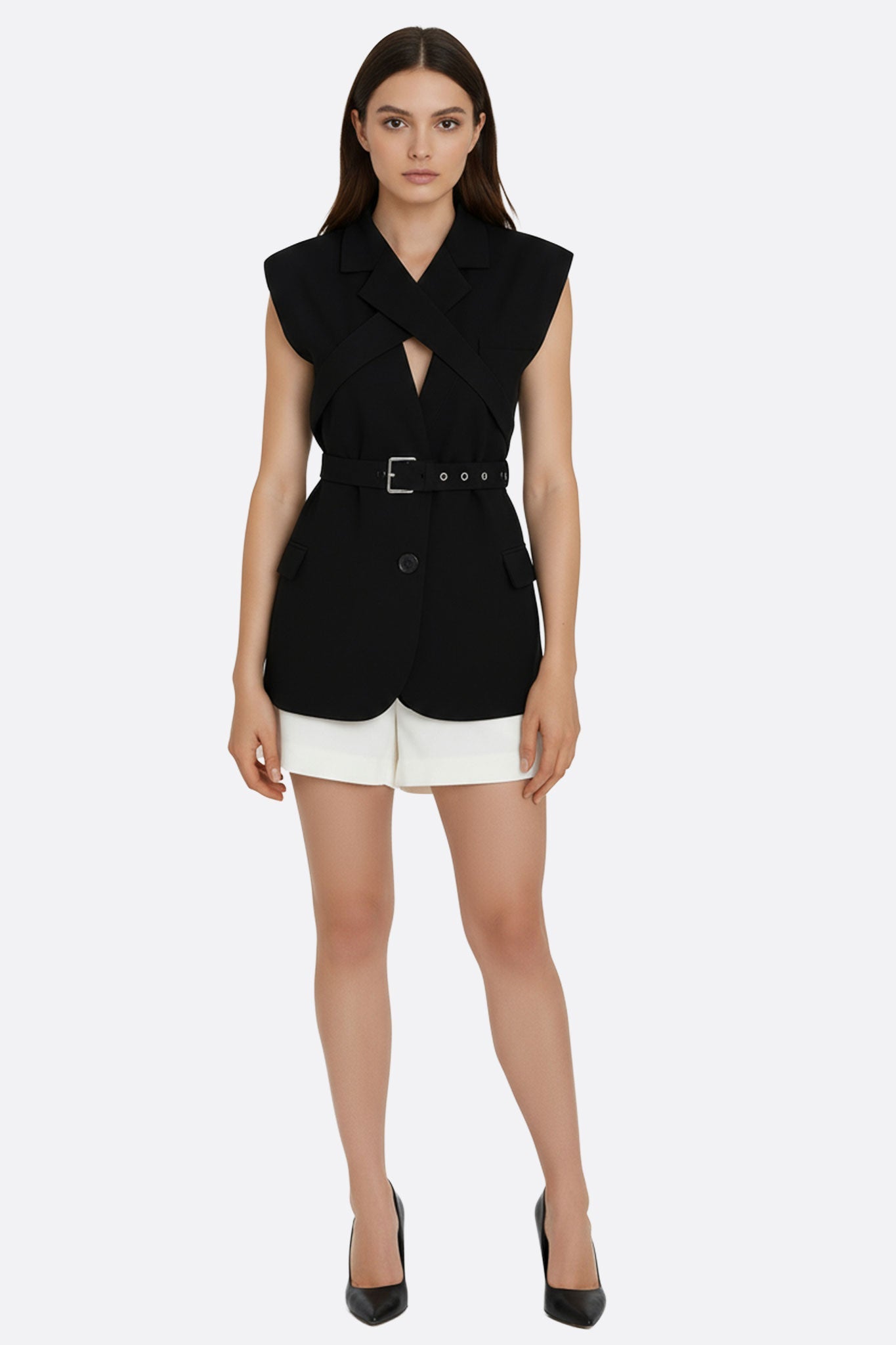 
Détail du gilet tailleur sans manches, ceinture cintrée en tissu raffiné, parfait pour un look élégant en soirée.



