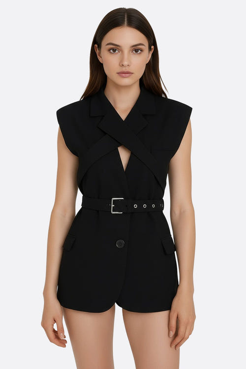 
Gilet sans manches croisé en tissu structuré, ceinture ajustée, style chic pour une allure moderne et élégante.



