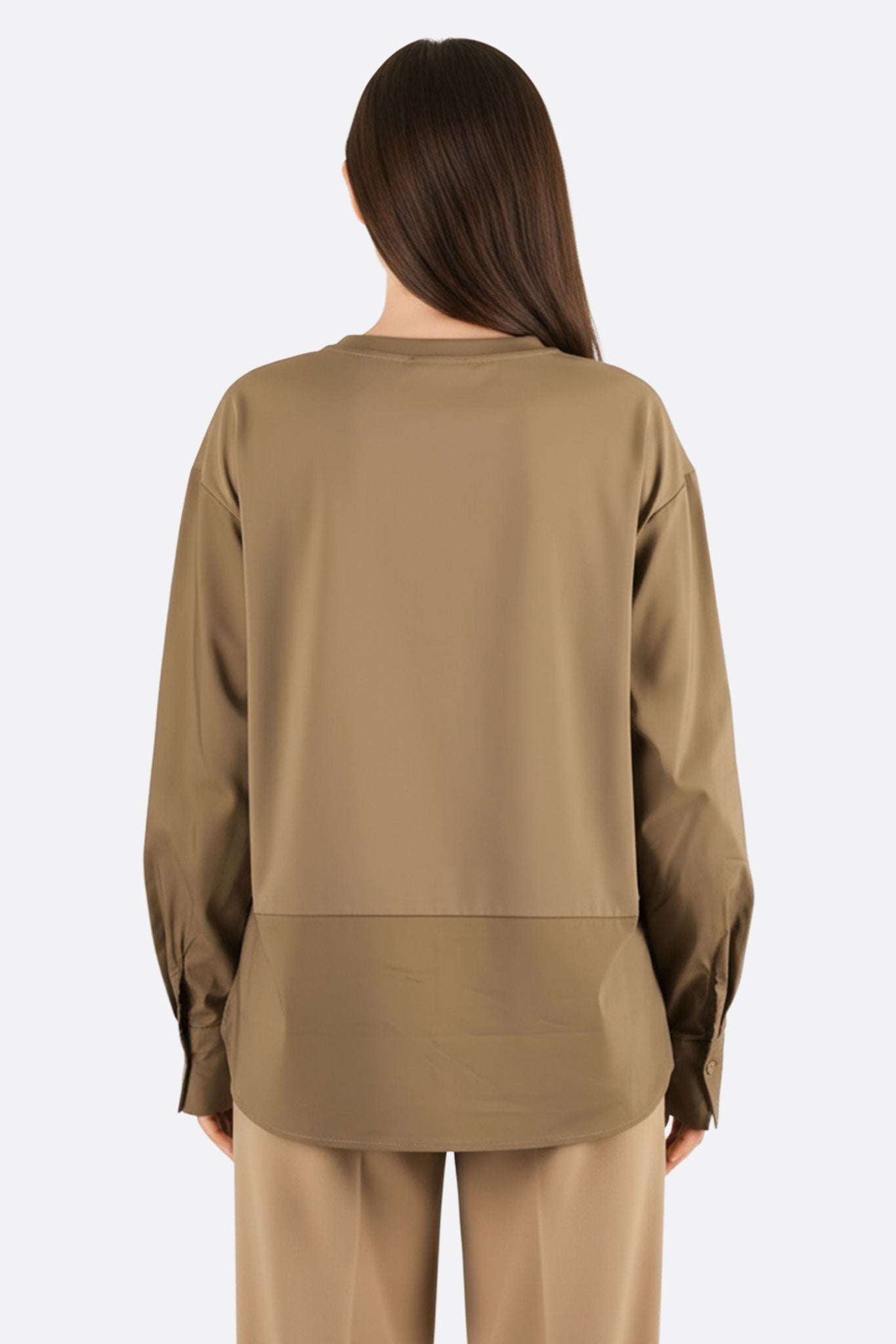 Top a maniche lunghe verde kaki in tessuti misti, vista 3/4 che evidenzia la silhouette strutturata e il comfort, ideale...