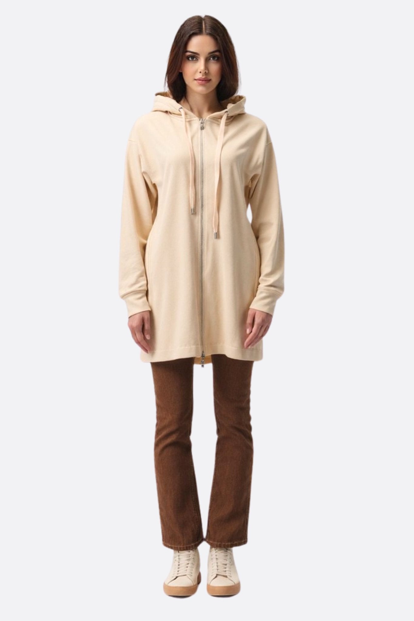 
Détail latéral du hoodie long à capuche beige bi-matière, parfait pour une silhouette élégante lors de vos sorties...



