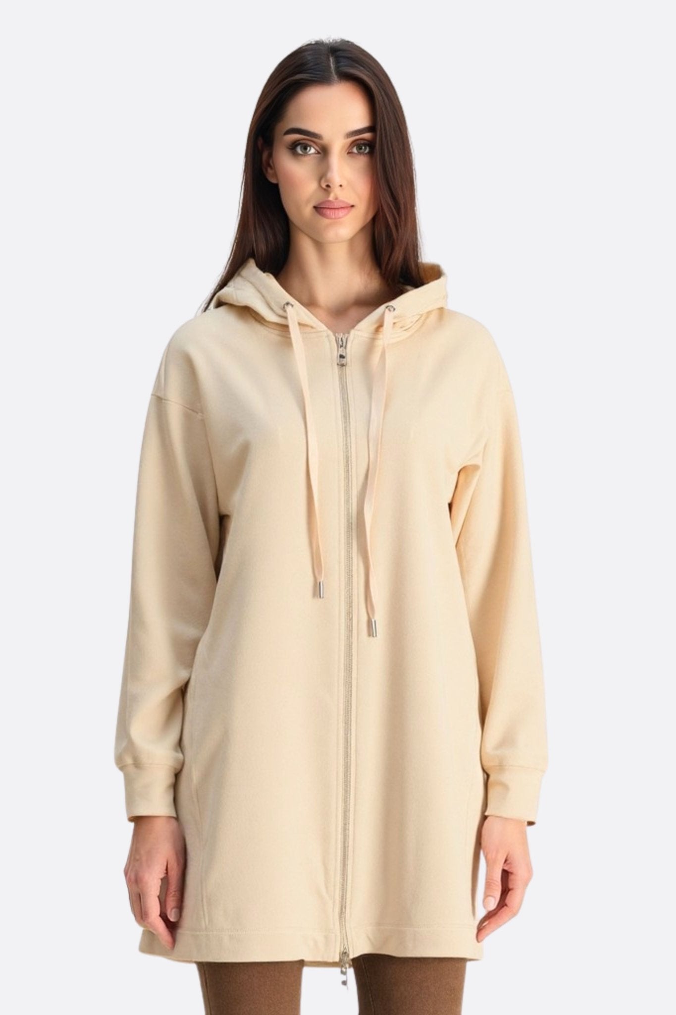 
Hoodie long zippé beige à capuche, pièce essentielle pour une allure chic et décontractée, idéal pour le quotidien.



