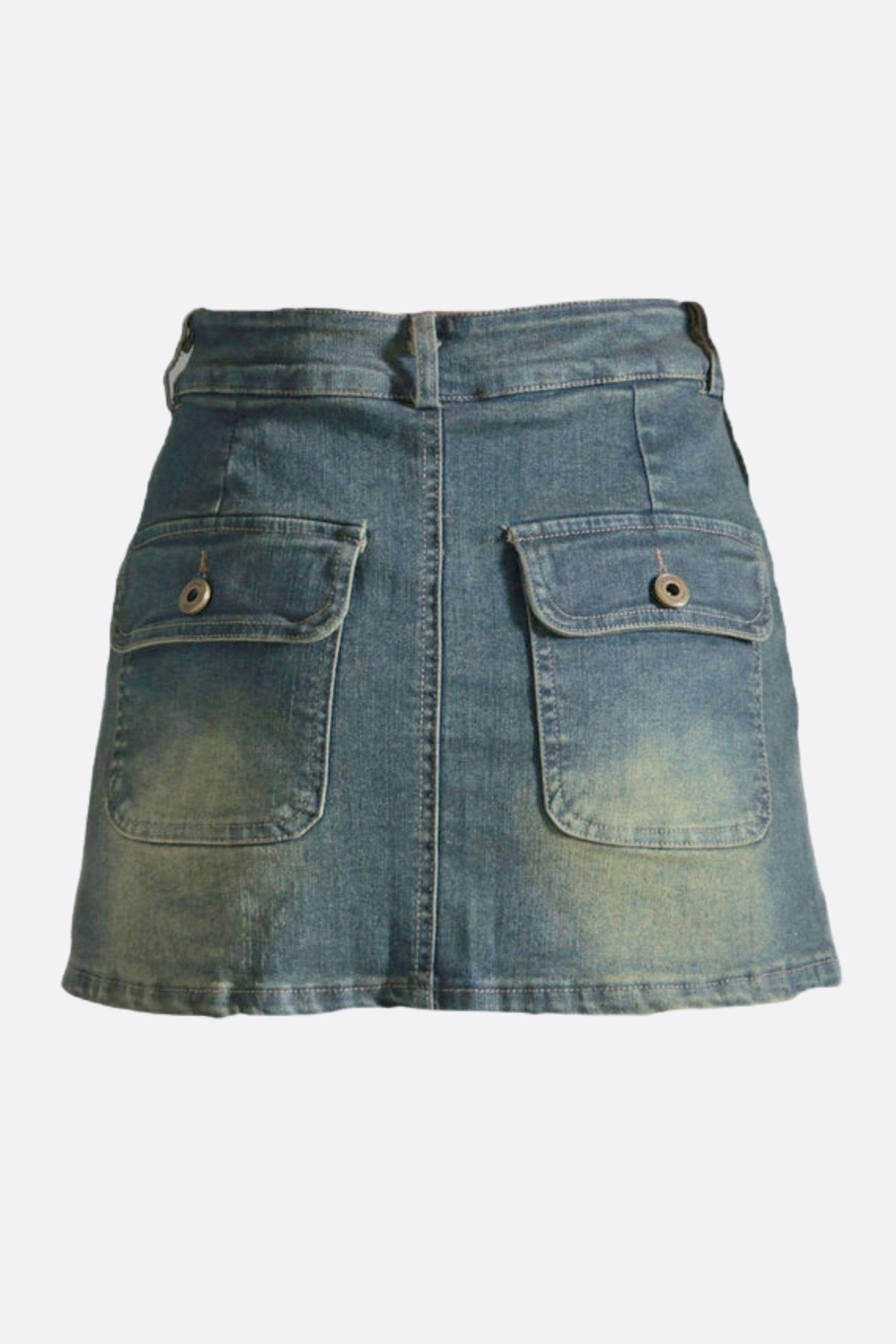 Dettaglio della gonna corta in denim con chiusura asimmetrica, perfetta per un look casual e urbano, dal taglio moderno e...