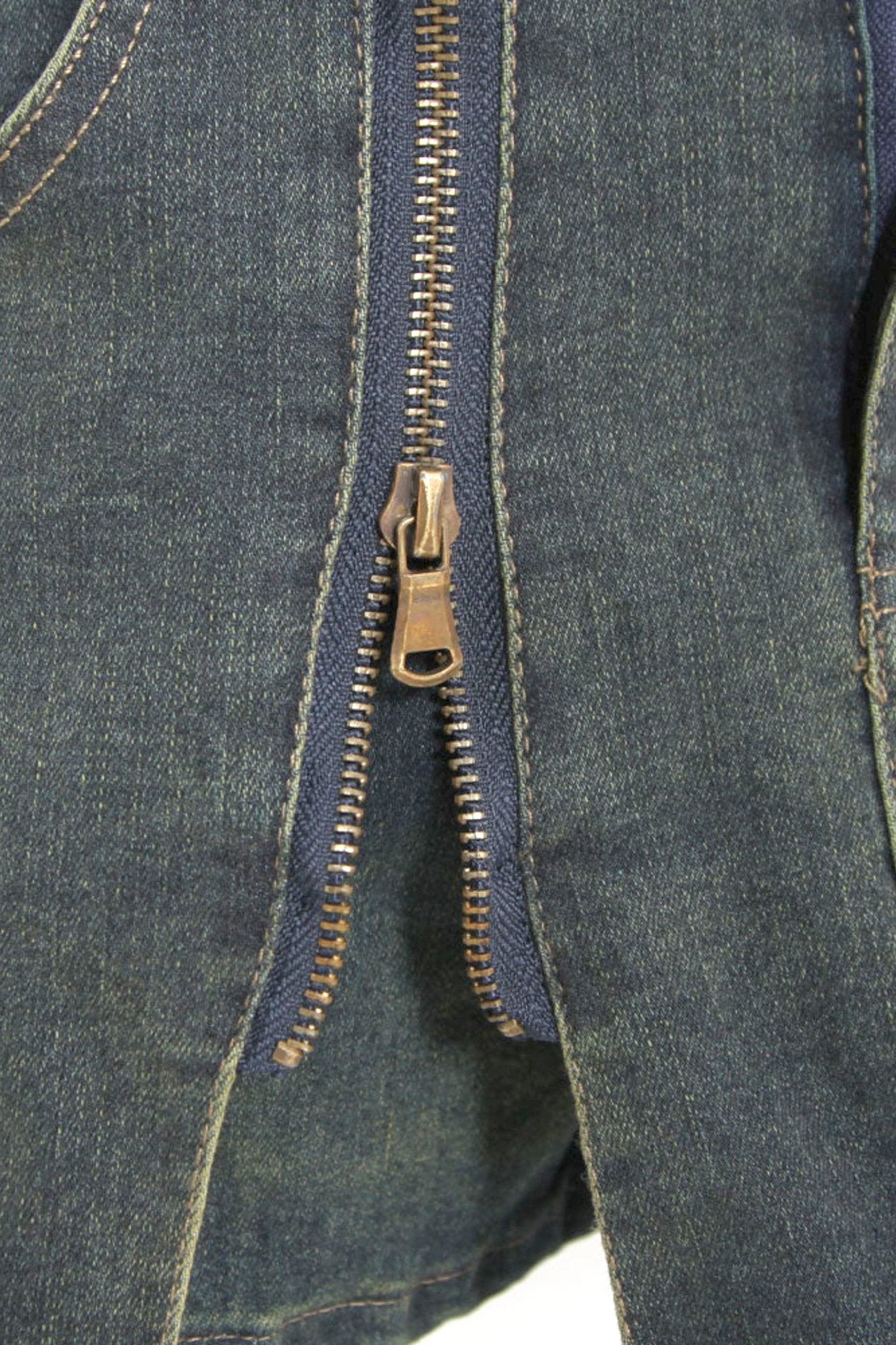 Gonna corta in denim sbiadito con chiusura asimmetrica, un elemento chiave per un look urbano dallo stile contemporaneo.