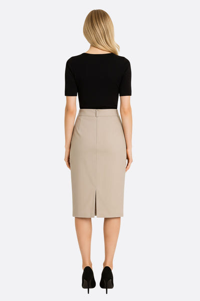 
Détail de la jupe crayon beige clair, coupe droite raffinée, mettant en avant la fente audacieuse pour une allure moderne.



