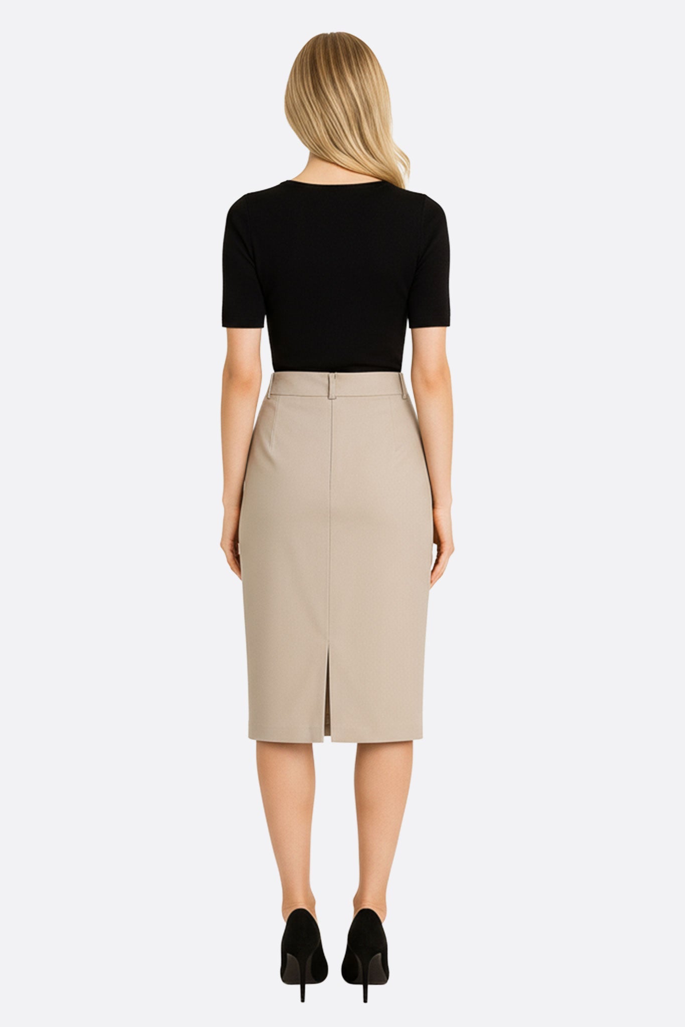 Dettaglio della gonna a tubino beige chiaro, con taglio dritto e fessura audace, perfetta per look eleganti e sofisticati.