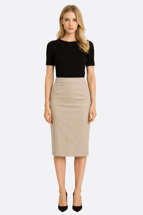 
Jupe crayon beige clair, coupe droite élégante avec fente, parfaite pour un look chic au bureau ou en soirée.




