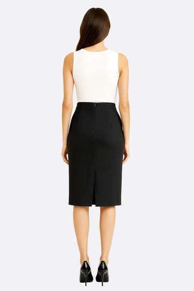 
Détail zoomé sur la jupe crayon gris anthracite, élégante et raffinée, mettant en valeur sa coupe droite et sa fente...



