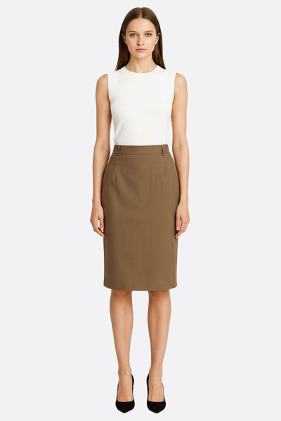 
Jupe crayon taupe en tissu élégant, longueur genou avec fente arrière et poches, idéale pour une tenue chic.



