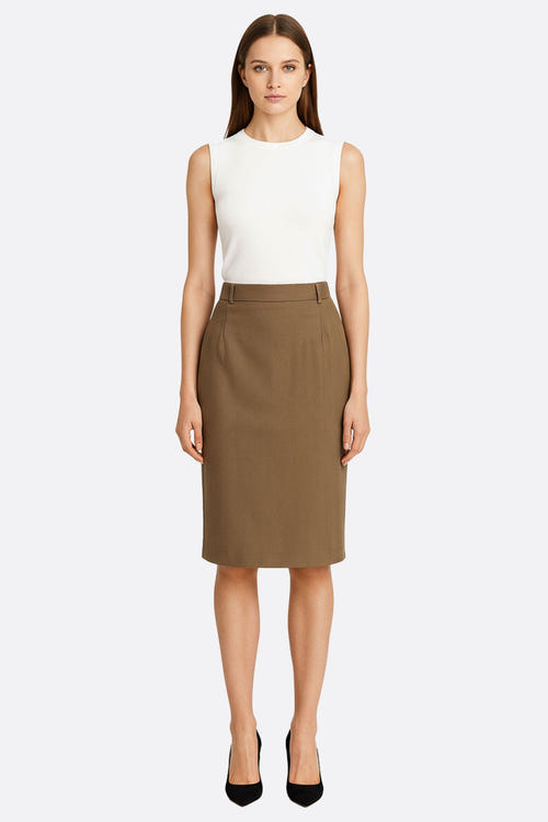 
Jupe crayon taupe en tissu élégant, longueur genou avec fente arrière et poches, idéale pour une tenue chic.



