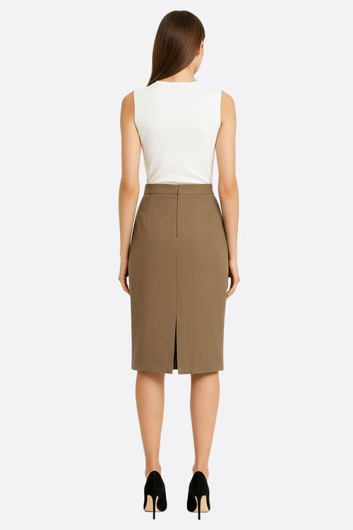 
Détail de la jupe crayon taupe, coupe droite avec fente arrière, parfaite pour un look moderne et sophistiqué.



